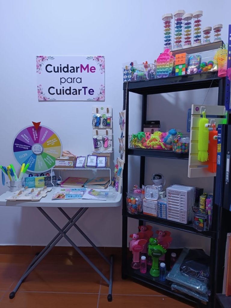 productos de la tienda en una mesa y una estantería
