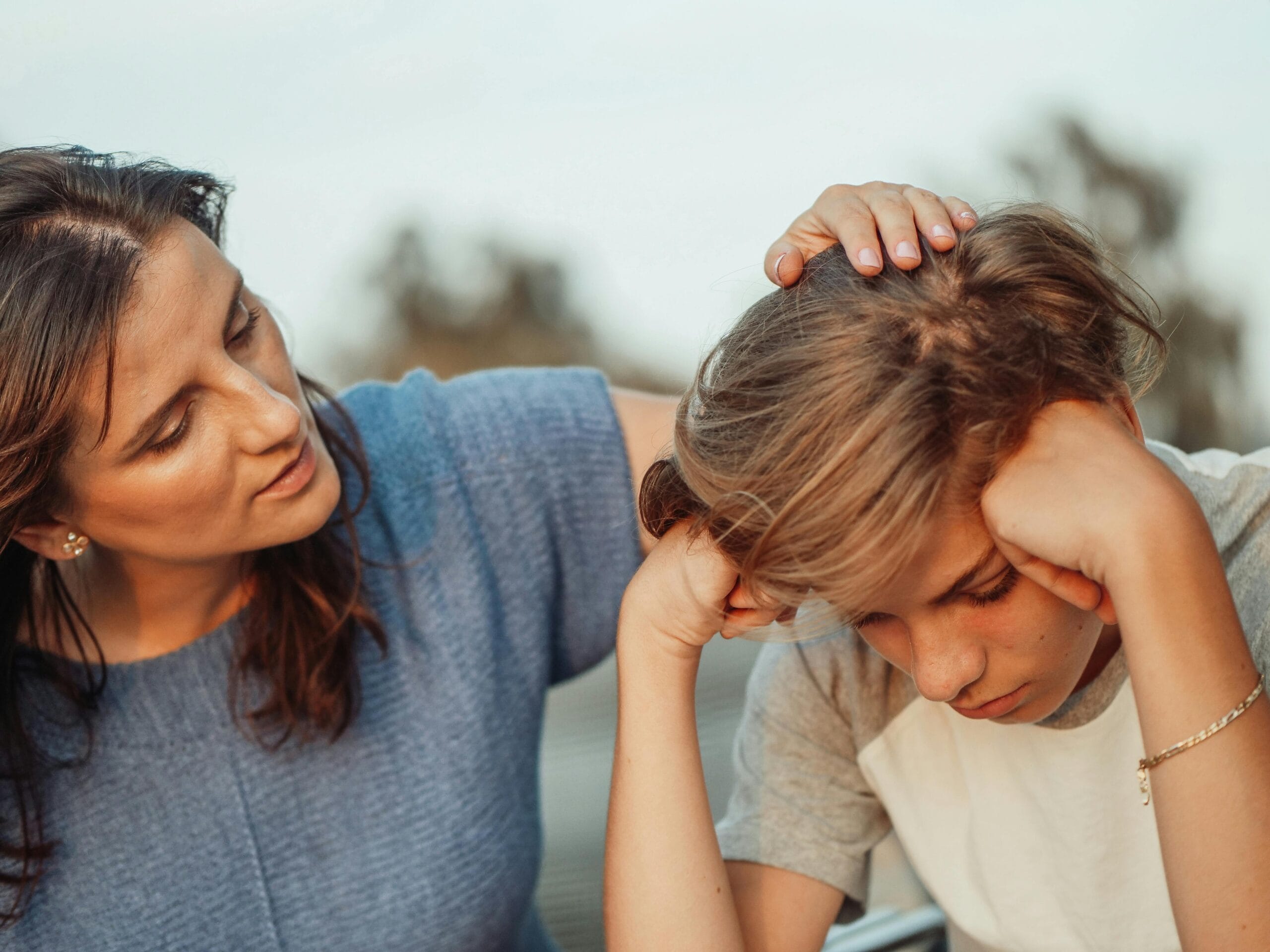 Afrontando la Tormenta Emocional: Cómo Brindar Primeros Auxilios Psicológicos a Niños y Adolescentes